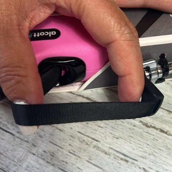 Alcott Pink Wanderer Retractable Leash for dogs up to 45lbs Length 16ft long - Picture 5 of 5